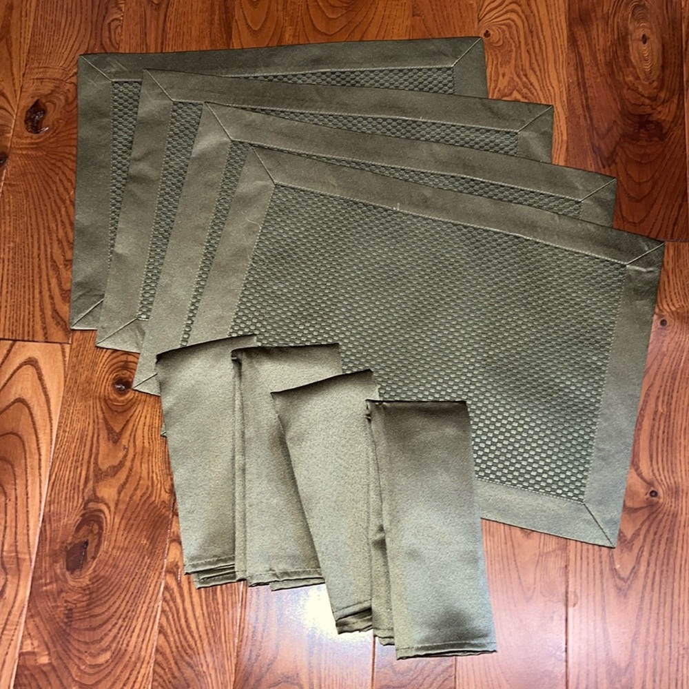 Set of 4 crosshaven waffle pattern placemats with 4 matching cloth napkins